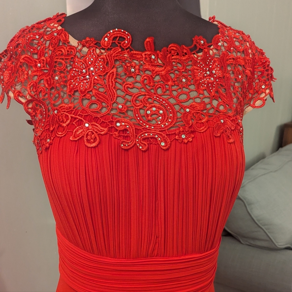 Elegant Red Lace Women's Formal Dress